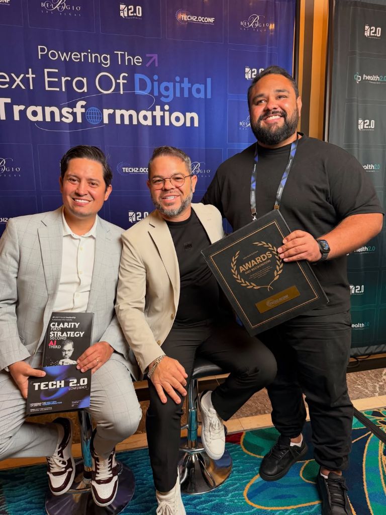 Fernando Silva e sócios recebendo prêmio de inovação em IA em Las Vegas